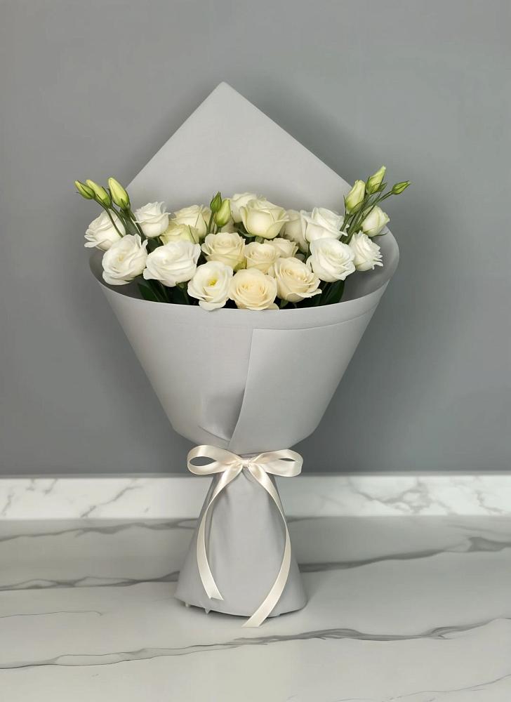 Букет цветов из: Розы и Лизиантусы в Новоспасском