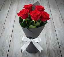 Букет 5 Красных роз Эдлесс Лав в Новоспасском