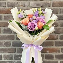 Букет цветов из:  Лизиантусы и Розы в Новоспасском