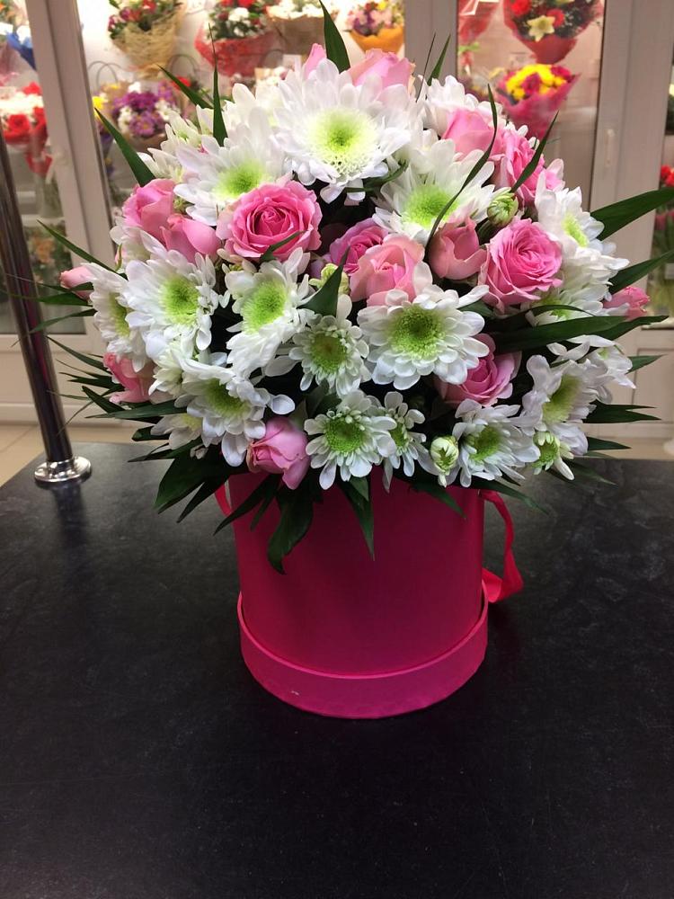 Цветочная композиция из Розы и Хризантемы в шляпной коробке в Новоспасском