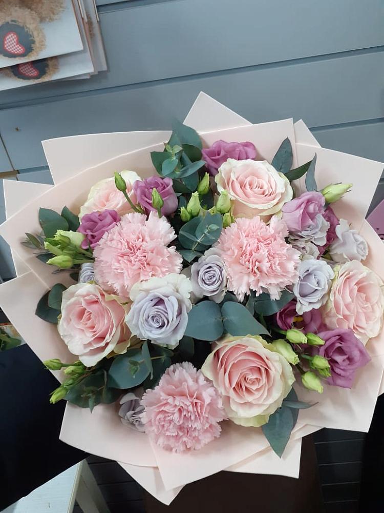 Букет цветов из: Розы, Гвоздики и Лизиантусы в Новоспасском