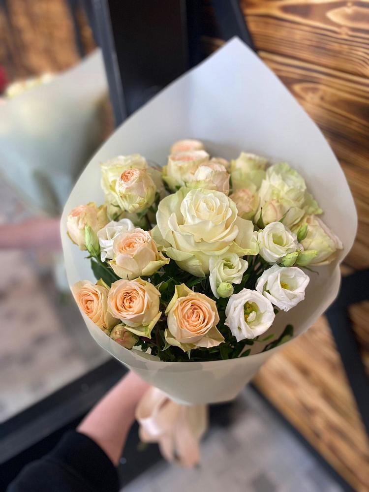 Букет цветов из: Розы и Лизиантусы в Новоспасском